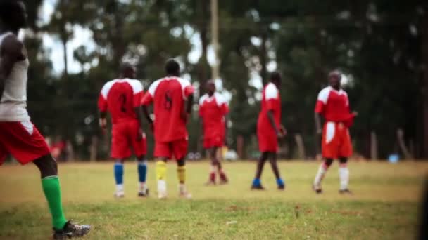 Kenyansk fotboll/fotbollsmatch mellan två lag — Stockvideo