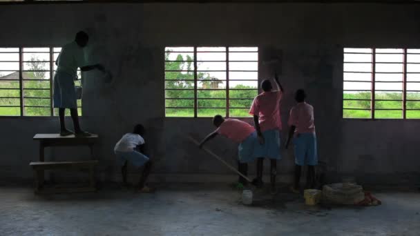O interior de uma escola a ser pintada no Quénia . — Vídeo de Stock