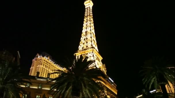 Πλάνο παρακολούθησης του εστιατορίου Πύργος του Άιφελ στο Vegas strip. — Αρχείο Βίντεο