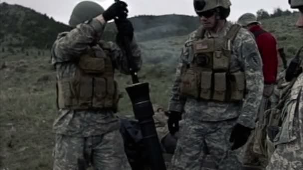 迫击炮队清洗迫击炮发射器 — 图库视频影像