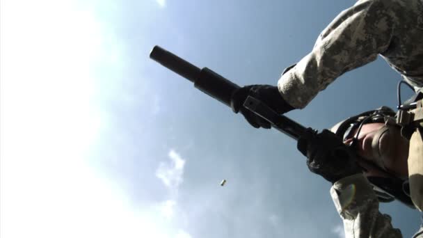 Солдат стреляет автоматическим оружием — стоковое видео