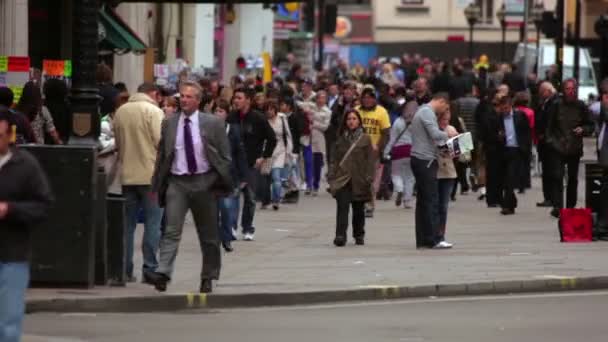 Οι άνθρωποι που περπατούν σε ένα πολυσύχναστο δρόμο στο Λονδίνο — Αρχείο Βίντεο