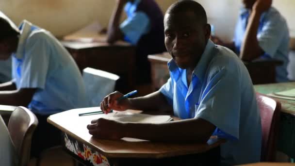 Students on the lesson studying in classroom in Kenya, Africa. — ストック動画