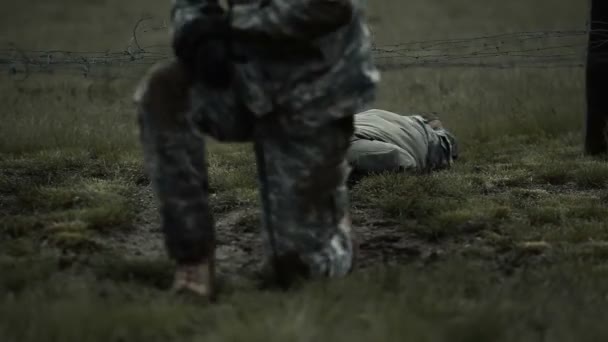 Soldati che strisciano sotto un filo spinato basso — Video Stock