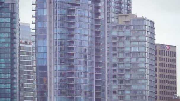 Nahaufnahme der Skyline von Vancouver aus dem Wasser — Stockvideo