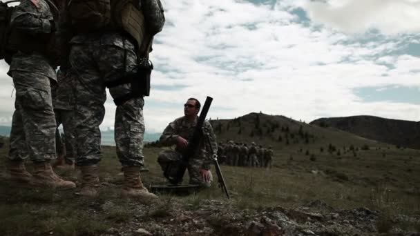 Instructeur leert soldaten op mortel bereik — Stockvideo