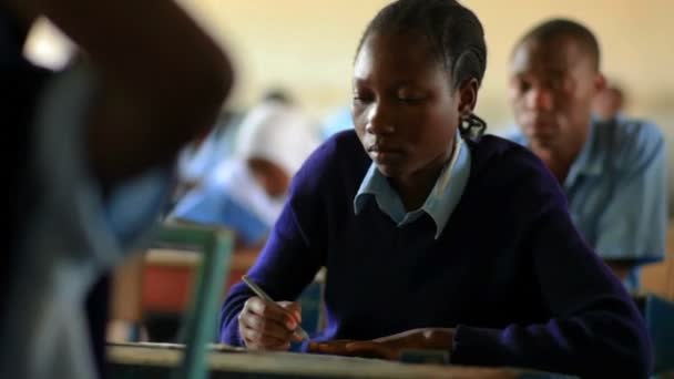 Estudiantes africanos haciendo una prueba — Vídeo de stock