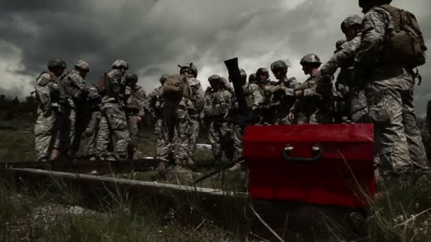 Soldater som mottar anvisning på murbruk spänner — Stockvideo