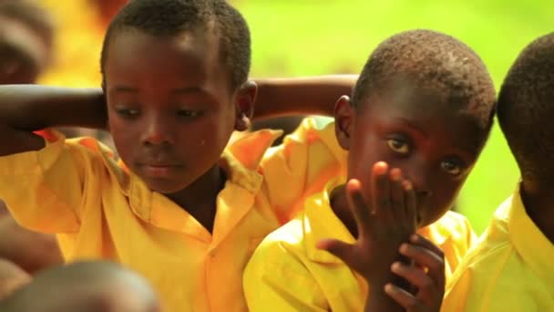 Хлопчики пики на камеру в Кенії — стокове відео