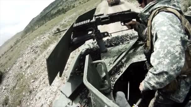 Солдат на гумці поїздів з пістолетом — стокове відео