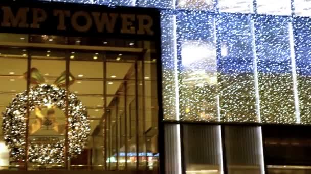 Trump Tower com luzes, grinaldas e carros — Vídeo de Stock