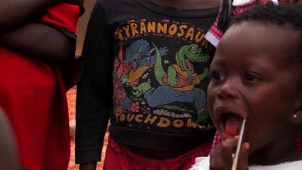 咀嚼一把梳子在加纳一个村子里的女孩 — 图库视频影像