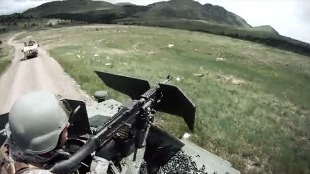 Humvee Gunner dispara desde la parte superior del vehículo — Vídeos de Stock