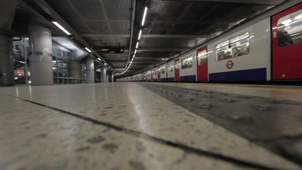 Passagiere in der U-Bahn in London — Stockvideo