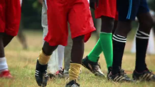 Futebol queniano / jogo de futebol entre duas equipes — Vídeo de Stock