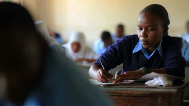 Африканские студенты проходят тест — стоковое видео