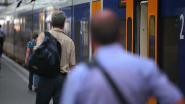 La gente sube y sale de un tren en la Estación Central de Ámsterdam — Vídeos de Stock