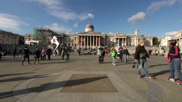 Personnes sur Trafalgar Square à Londres — Video