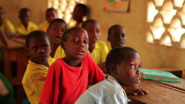 Урок, классная комната со студентами в Кении, Африка — стоковое видео