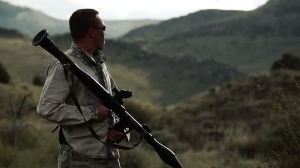 Egy katona kezében egy rakéta meghajtású gránátvető — Stock videók