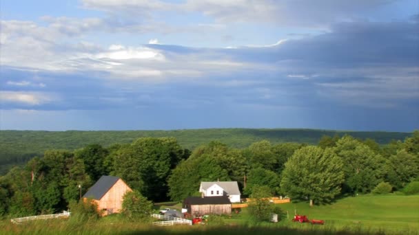 Pequena fazenda com vista para o campo . — Vídeo de Stock