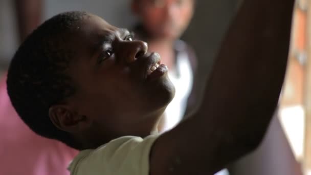 Painting the inside of a school in a Kenyan village. — Stock Video