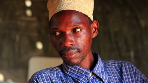 Muslimský muž v jedné vesnici v Keni. — Stock video