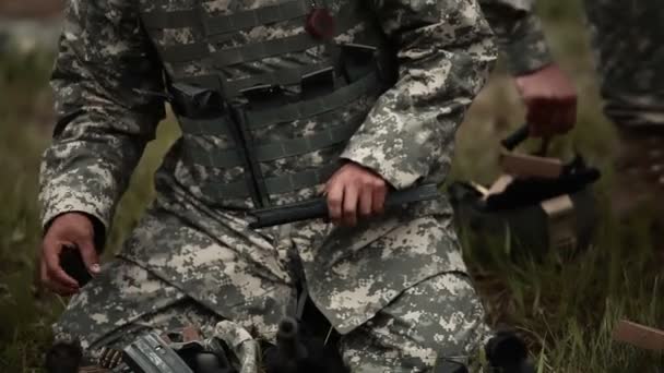 Asker bir saldırı tüfeği için bir dergi yükleme. — Stok video