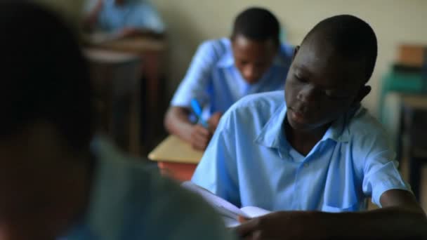 Estudiantes africanos haciendo una prueba — Vídeo de stock