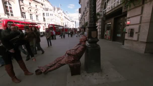 Gatan artist i london — Stockvideo