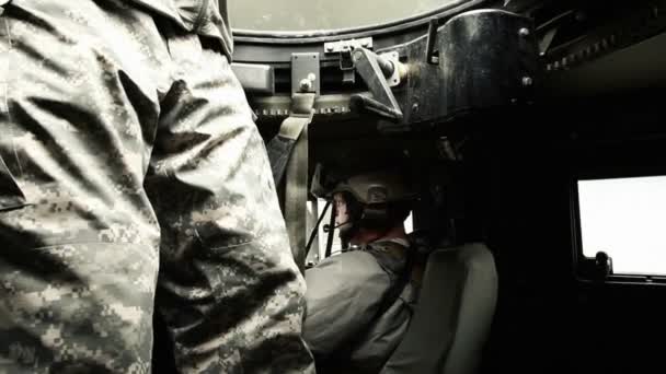 Humvee upp på revolverartillerist därefter till chauffören — Stockvideo