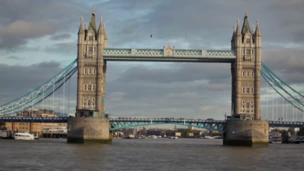 Tower Bridge nad Tamizą w Londynie — Wideo stockowe