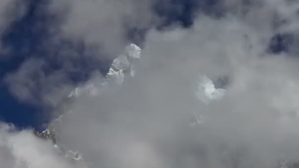 Nuvens passando na frente de um pico do Himalaia — Vídeo de Stock