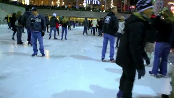 成群的人在溜冰场在纽约曼哈顿. — 图库视频影像
