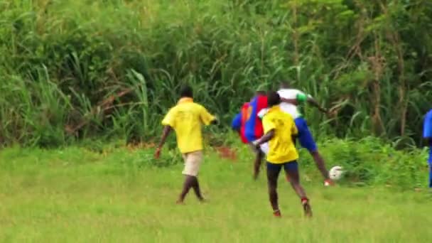 Africké děti hrající fotbal. — Stock video