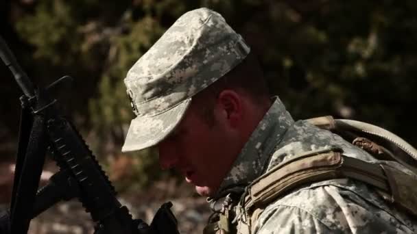 A soldier loading and firing an automatic assault rifle — Stock Video