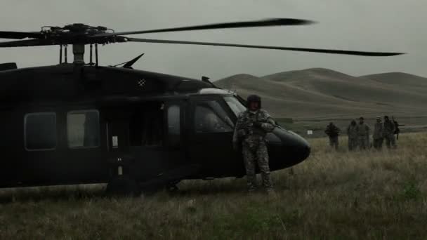 Helicóptero Black Hawk y soldados en campo — Vídeos de Stock