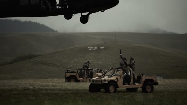 Soldados sujetando Humvee — Vídeo de stock