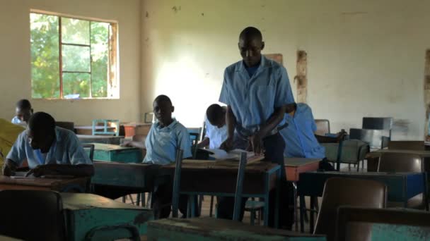 Lição, Sala de aula repleta de estudantes no Quênia, África — Vídeo de Stock