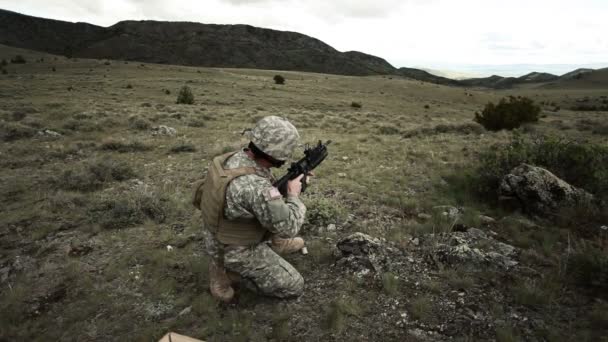 Soldat bränning 40 mm granatkastare — Stockvideo