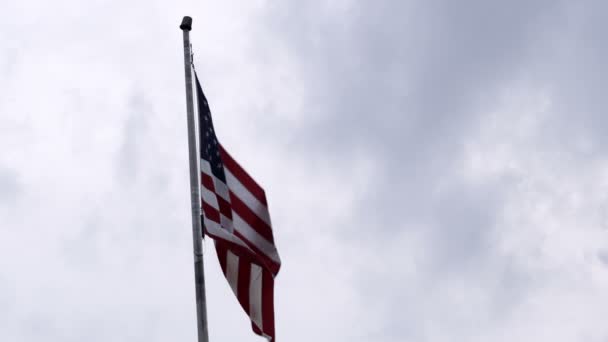Bandera americana ondeando en el cielo — Vídeo de stock