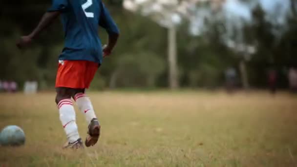 Kenianisches Fußballspiel zwischen zwei Mannschaften — Stockvideo