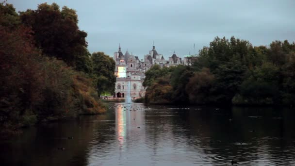 Lagoa com patos e edifícios na distância em Londres — Vídeo de Stock