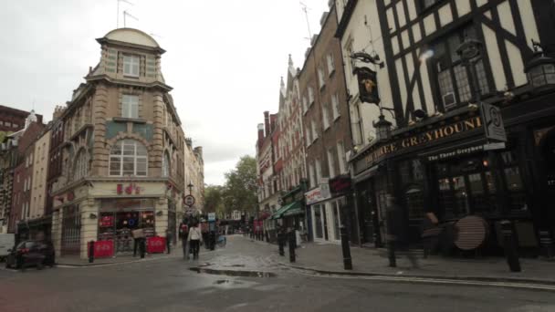 Ludzie chodzą na chodnikach w Soho Square — Wideo stockowe