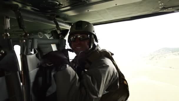 Soldaat in Black Hawk helikopter — Stockvideo