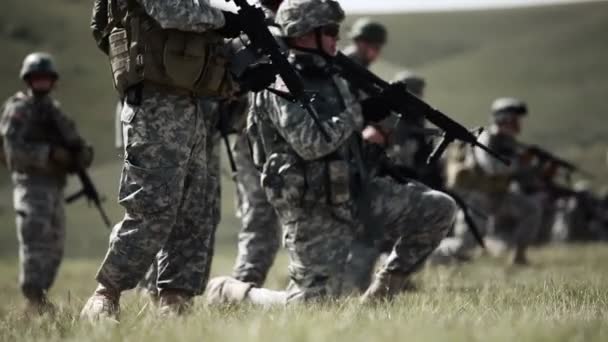 Disparo estático de soldados practicando postura arrodillada — Vídeo de stock