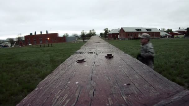 Voják pokoušející se překonat zeď při tréninku — Stock video