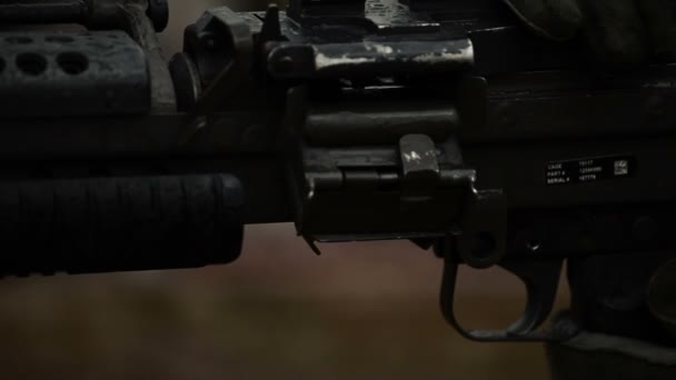 Soldat lädt und feuert seine Waffe aus nächster Nähe — Stockvideo