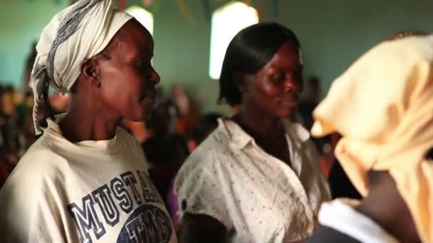 Drie vrouwen zingen en spelen hand percussie met een groep in Kenia, Afrika — Stockvideo