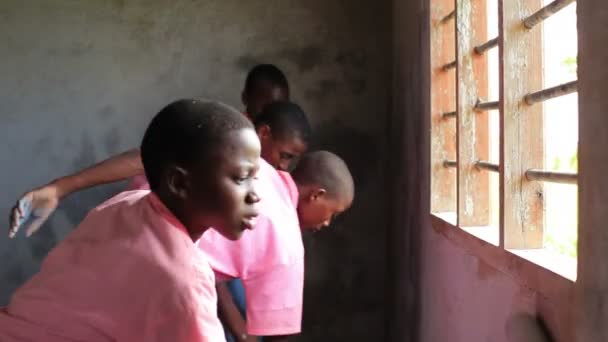 Bambini che dipingono l'interno di un edificio in Kenya . — Video Stock